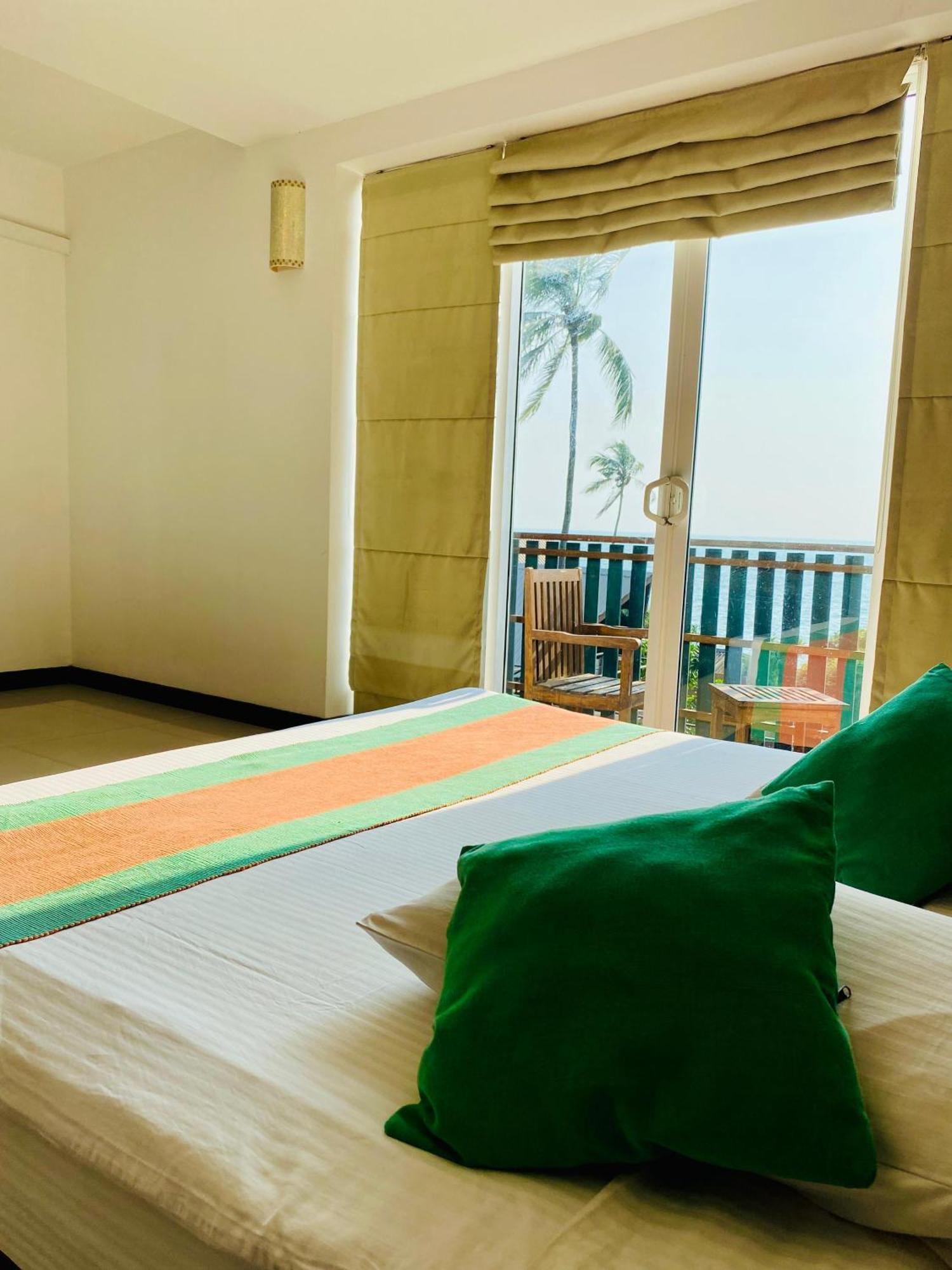 Saprin Beach Resort Ушветакейева Екстериор снимка